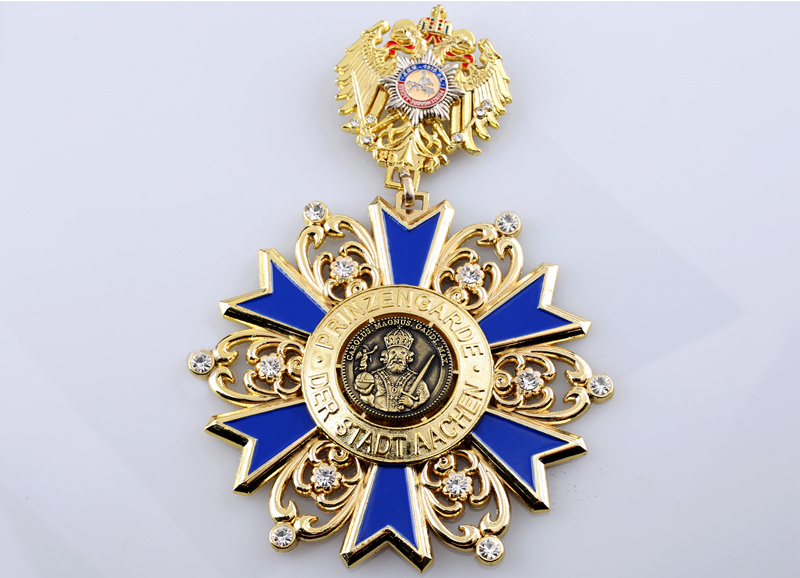Multi-piece combination military medal